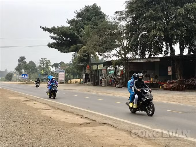 Ngay từ sáng 16/2, tại đường Hồ Chí Minh qua địa bàn xã Lạc Thinh (huyện Yên Thủy, tỉnh Hòa Bình) đã có rất đông người lao động từ các tỉnh Hòa Bình, Thanh Hóa, Nghệ An,...sử dụng xe máy để trở lại Thủ đô Hà Nội làm việc