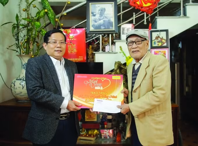 Tổng biên tập Tô Đình Tuân thăm, tặng quà NSUT Nguyễn Hồng Minh (TP Hải Phòng) trong Chương trình Mai vàng nhân ái.