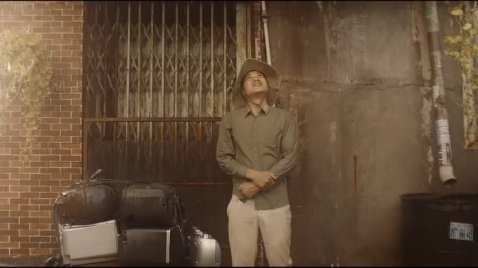 Thước phim nhẹ nhàng nhưng mang lại cảm xúc chân thật và lắng đọng của MV Món quà tặng cha.