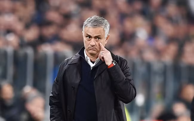 CLB Tottenham buộc phải giữ HLV Jose Mourinho vì tiền đền bù quá lớn. Ảnh: TL