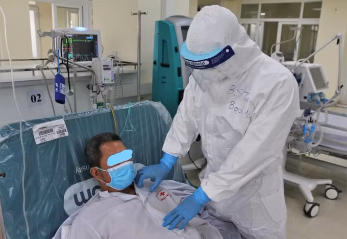Bác sĩ Toàn luôn quan tâm, động viên người bệnh (ảnh TL).