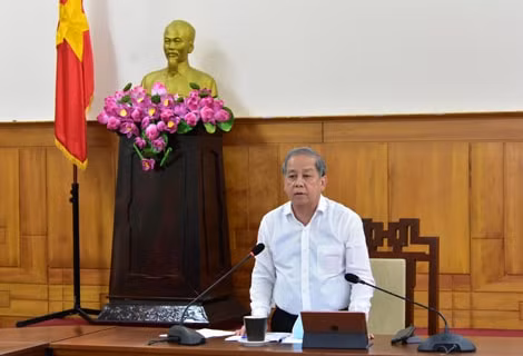 Ông Phan Ngọc Thọ - Chủ tịch UBND tỉnh Thừa Thiên Huế chủ trì cuộc họp với các sở, ngành trong tỉnh.