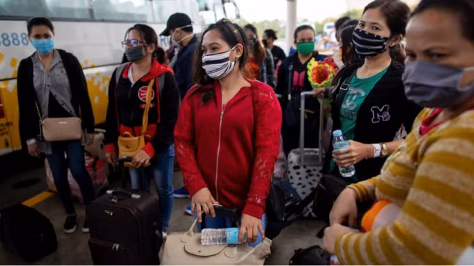 Công nhân Philippines ở nước ngoài hồi hương đến một sân bay ở Metro Manila vào ngày 26 tháng 5 năm 2020. Ảnh: Reuters