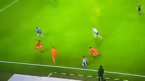 Siêu sao Ronaldo đâm vào đồng đội khi rê bóng. Ảnh: internet