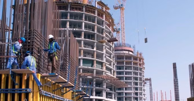 Việc quản lý chi phí đầu tư xây dựng phải đảm bảo các nguyên tắc quy định tại Điều 132 Luật Xây dựng và khoản 50 Điều 1 Luật sửa đổi, bổ sung một số điều của Luật Xây dựng, phù hợp với từng nguồn vốn để đầu tư xây dựng.