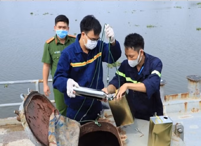 Lực lượng chức năng lấy mẫu xăng trên phương tiện.