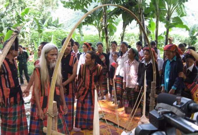 Một nghi thức trong Lễ hội trỉa lúa của người Bru-Vân Kiều, xã Trường Sơn, huyện Quảng Ninh. Ảnh A.T