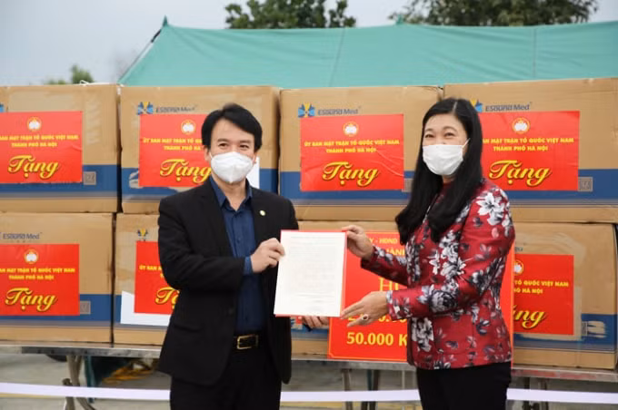 Chủ tịch Ủy ban MTTQ Việt Nam Thành phố Nguyễn Lan Hương trao thư thăm hỏi, chia sẻ của Bí thư Thành ủy Vương Đình Huệ
