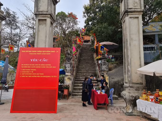 Tại cổng ra vào các di tích, danh thắng đều có biển thông báo với nội dung yêu cầu người dân, du khách chấp hành nghiêm công tác phòng, chống dịch như: đeo khẩu trang, khai báo y tế, giữ khoảng cách an toàn, tuân thủ hướng dẫn của Ban quản lý di tích…