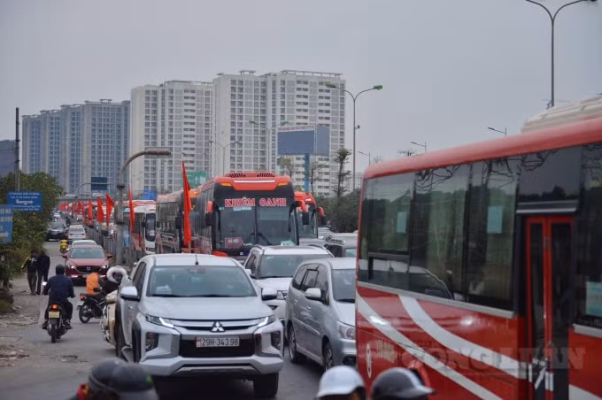 Phương tiện cá nhân gia tăng đột biến, xe khách dừng đỗ đón, trả khách sai quy định,...khiến tình trạng ùn tắc giao thông xảy ra trên những tuyến đường cửa ngõ Thủ đô dịp nghỉ lễ 30/4-1/5