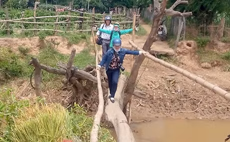 Phóng viên đi cơ sở tác nghiệp. Ảnh Th.Hương