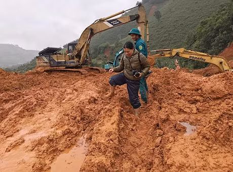 Phóng viên Mai Trâm (Báo Kon Tum) tác nghiệp trong vùng lũ tại xã Đăk Long (huyện Đăk Glei). Ảnh: Thùy Hương
