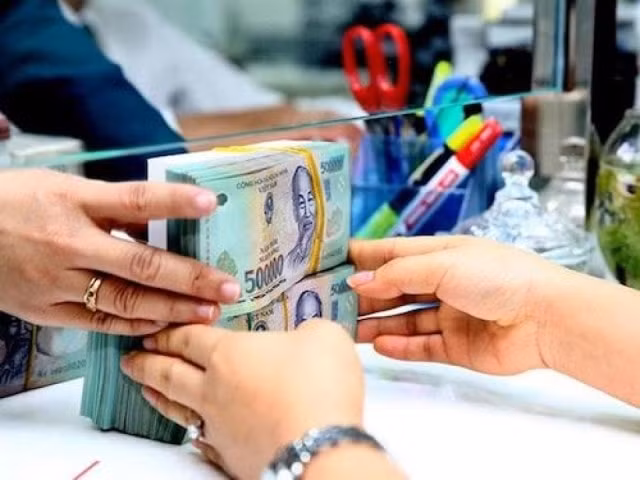 Việc lãi suất huy động tiền gửi liên tục hạ do cầu tín dụng giảm, đang đẩy dòng tiền tiết kiệm ra khỏi ngân hàng ngày càng nhanh hơn là lý do khiến VEPR đưa ra “quan ngại” bong bóng chứng khoán và bất động sản trong năm 2021…