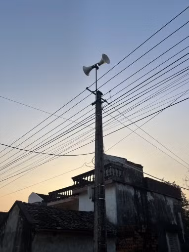 Ở nông thôn, loa truyền thanh trở thành phương tiện hữu ích trong công tác phòng chống dịch Covid-19. Ảnh: Quang Duy