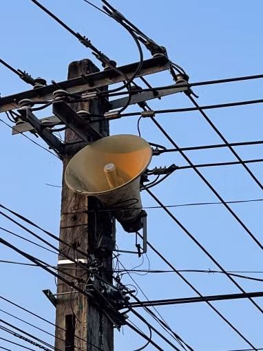 Loa truyền thanh thường được kết hợp treo trên các cây cột điện. Ảnh: Quang Duy