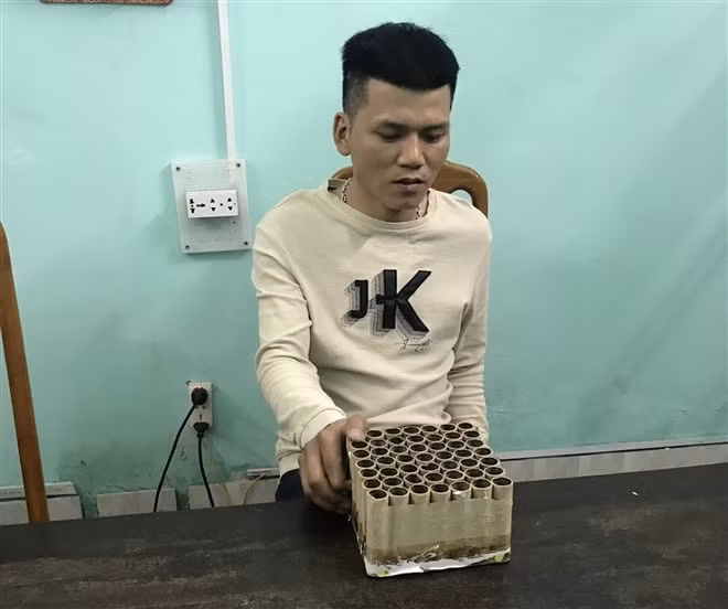 Một trong những người đốt pháo hoa nổ trái phép đêm Giao thừa tại huyện Bố Trạch bị công an tạm giữ. Ảnh: Công an Quảng Bình