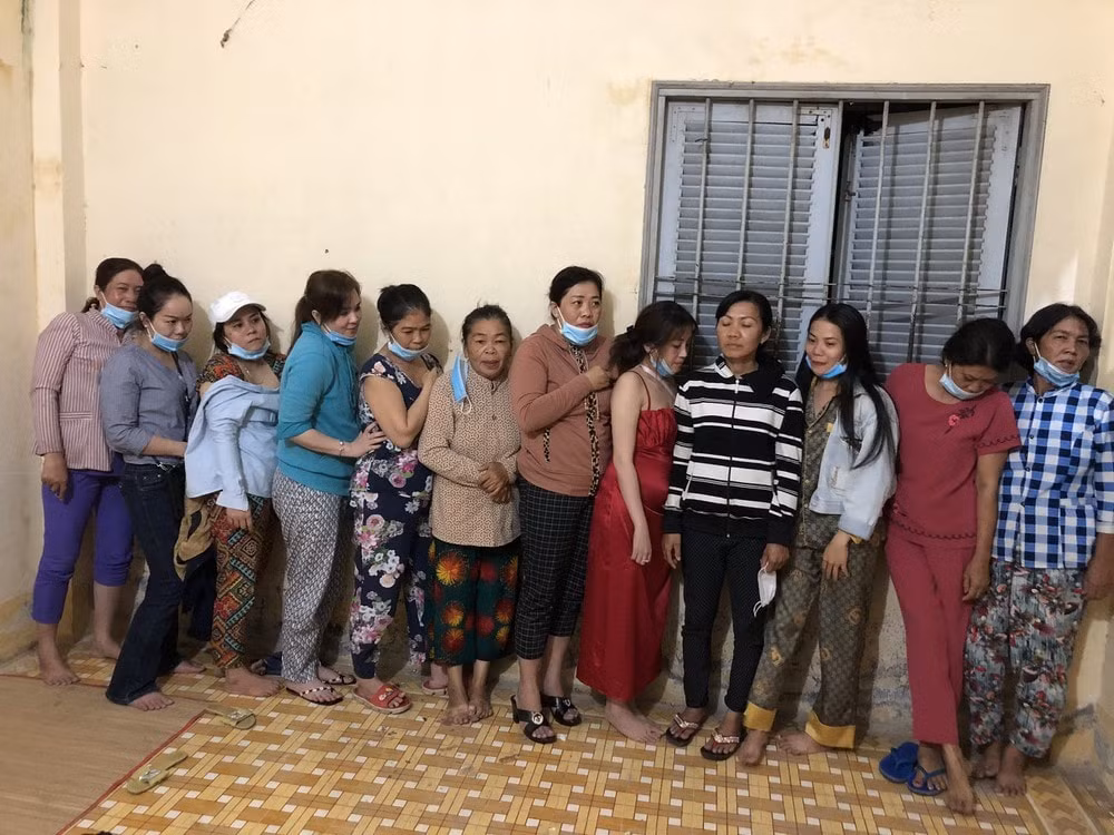 Công an Tiền Giang triệt phá sòng bạc quý bà trong căn nhà bỏ hoang. Ảnh: TL