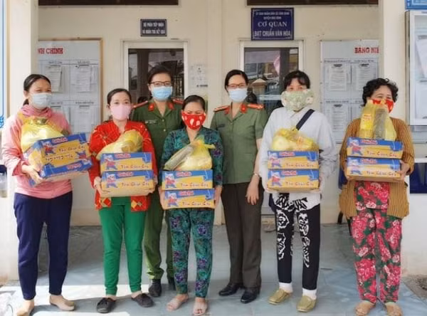 Lực lượng Công an tỉnh Bạc Liêu tặng quà cho phụ nữ nghèo tại xã Vĩnh Bình, huyện Hòa Bình.