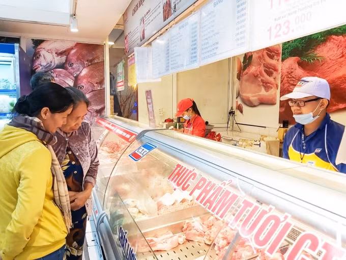 Nhu yếu phẩm được cung cấp đầy đủ. Ảnh: Khánh Nam