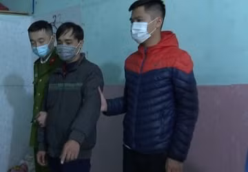 Phạm Quang Mậu (giữa) sát hại cô gái cùng dãy trọ, giấu xác vào nhà vệ sinh. (Ảnh: zing)