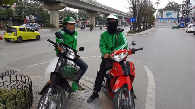 Nhiều người quyết định ở lại Hà Nội, chạy xe ôm công nghệ để kiếm thêm thu nhập.