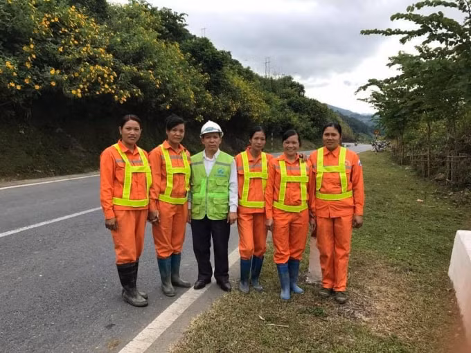 Không chỉ trồng được 17km cây hoa ban, anh Tuấn còn cùng cán bộ công nhân viên và người dân trồng được hơn 2km hoa dã quỳ trên QL 279.