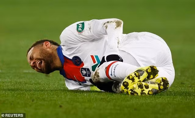 Neymar đau đớn nằm sân ở phút 60 với chấn thương đầu gối trái. Ảnh: internet