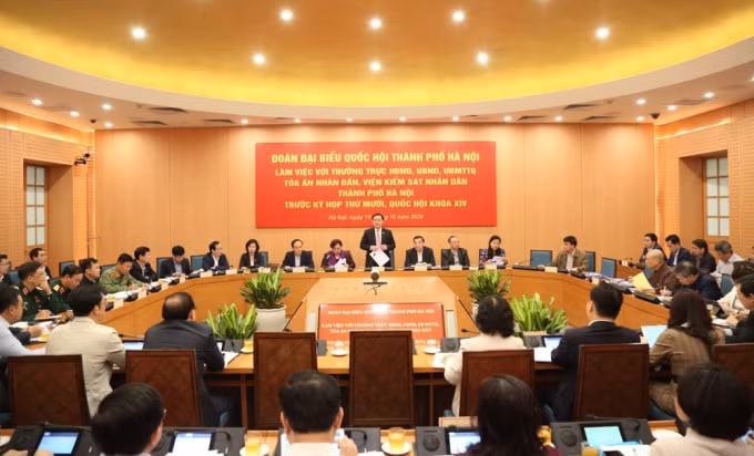 Bí thư Thành uỷ Hà Nội Vương Đình Huệ, Trưởng đoàn Đại biểu Quốc hội thành phố Hà Nội chủ trì một phiên họp của Đoàn.