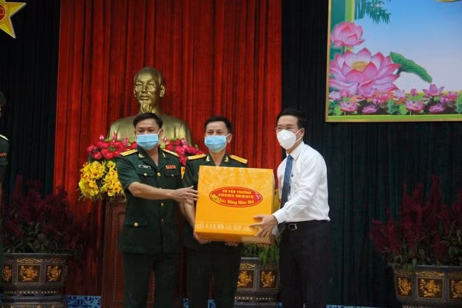 Thường trực Ban Bí thư Võ Văn Thưởng tặng quà, chúc tết toàn thể cán bộ, chiến sĩ Sư đoàn bộ binh 9.