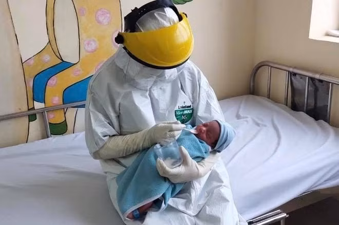 Hiện bé trai được theo dõi sức khỏe, làm sàng lọc Covid-19 tại khu cách ly Bệnh viện Sản Nhi Quảng Ninh. Ảnh: vtc.vn