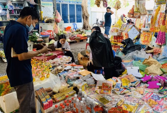 Giấy tiền cúng ông công, ông táo, cúng giao thừa... là những mặt hàng bán chạy nhất trong ngày cuối cùng của năm