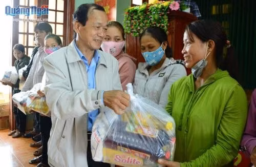 Phó Chủ tịch Hội Nhà báo tỉnh Trần Cao Tánh trao quà cho bà con. Ảnh: A.Kiều