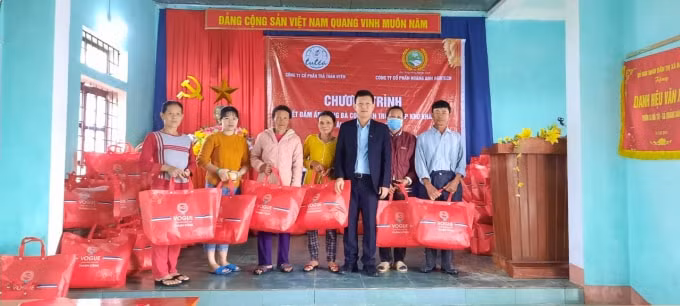 Lãnh đạo công ty CP Hoàng Anh Agritech trao quà cho gia đình đặc biệt khó khăn.