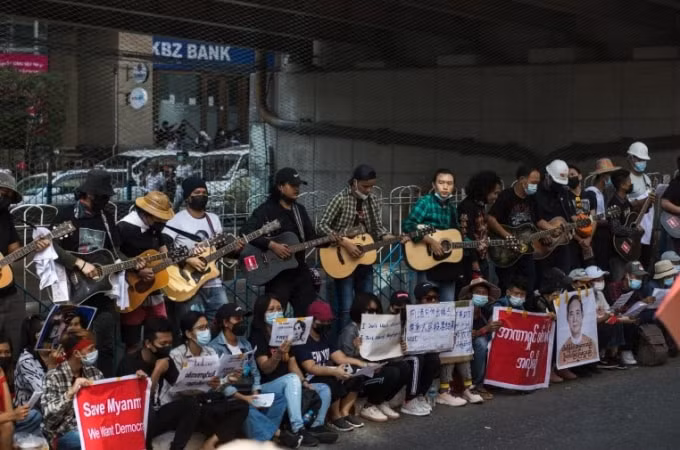 Một số người biểu tình đã mang theo guitar và hát mặc dù gia tăng lo ngại về một cuộc đàn áp - Ảnh: Kenji / Al Jazeera