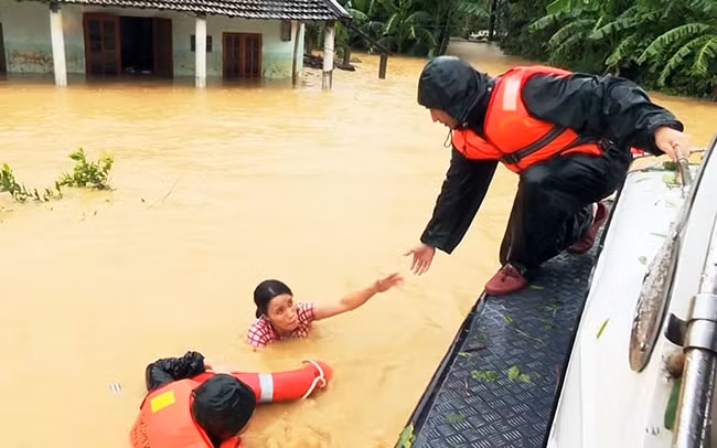 Bộ đội Biên phòng Quảng Trị ứng cứu người dân vùng lũ. Ảnh: Văn Cần