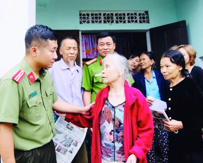 Nhà báo, TS. Chu Quốc Dũng- Phó Tổng Biên tập Báo An ninh Thủ đô thăm hỏi, động viên, sẻ chia cùng đồng bào thị xã Ba Đồn (Quảng Bình) ngay sau trận lũ lụt lịch sử ở miền Trung ruột thịt năm 2020. Ảnh: Phú Khánh