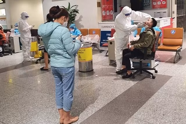 Tiến hành xét nghiệm Covid-19 cho 10.000 nhân viên Sân bay Nội Bài. Ảnh: TL