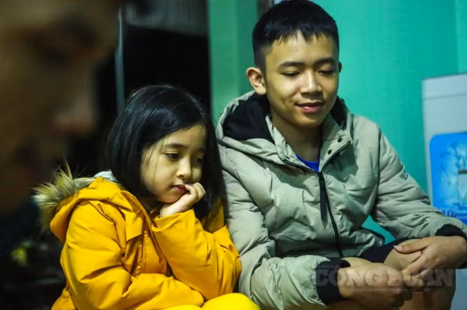 Những đứa trẻ háo hức, chăm chú nhìn người lớn gói bánh chưng ngày Tết.