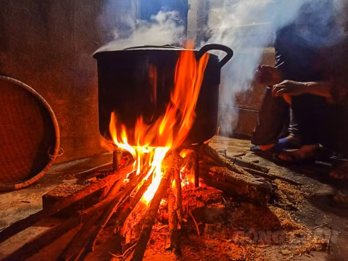 Với nhiều thế hệ, những người con xa quê ai ai cũng muốn vào dịp cuối năm ngồi quây quần cùng gia đình mình, cùng nhau gói những chiếc bánh chưng, bánh tét và ngồi trông nồi bánh chín để dâng cúng tổ tiên, ông bà. Đây cũng là niềm hân hoan của ngày Tết sum họp, đoàn tụ.