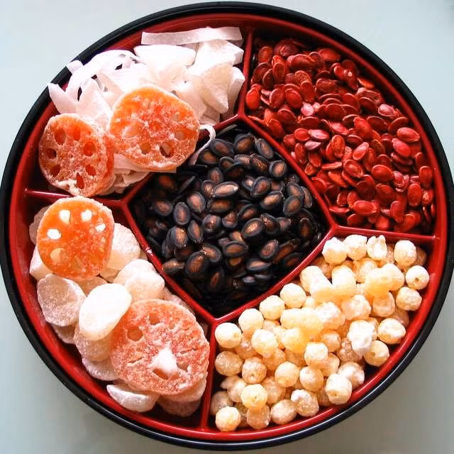 Hạt dưa đỏ sẽ mang lại thật nhiều niềm vui và may mắn đến cho mọi người. Ảnh: TL