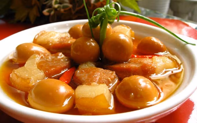 Nồi thịt kho hột vịt của người miền Nam thể hiện sự đoàn viên, sung túc và “màu mỡ” trong năm mới. Ảnh: TL