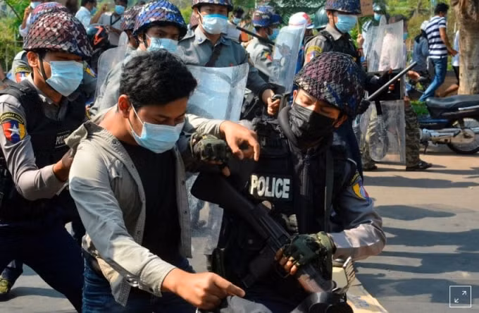 Hàng trăm người biểu tình tại Myanmar đã bị bắt trong các cuộc đụng độ với cảnh sát - Ảnh: Reuters