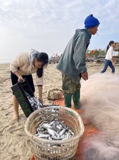 Chuyến đi biển đầu năm của ngư dân Hải Tiến được tính toán kỹ từ trước Tết Nguyên Đán, chủ yếu để lấy may. Ảnh: QD