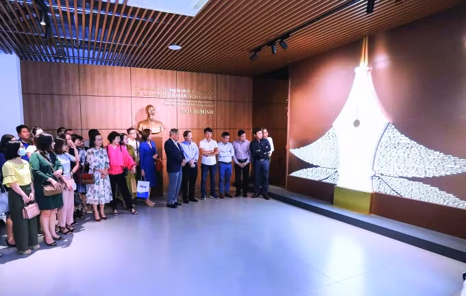 Các hội viên Liên chi hội nhà báo TTXVN tham quan Bảo tàng Báo chí Việt Nam ngày 28/10/2020. (Ảnh:&nbsp; Thành Đạt/TTXVN)