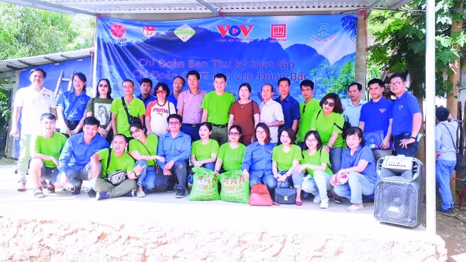 Liên chi hội Nhà báo Đài Tiếng nói Việt Nam tặng quà cho học sinh nghèo bản Mông Đồn Đèn, Ba Bể, Bắc Kạn tháng 8/2020.