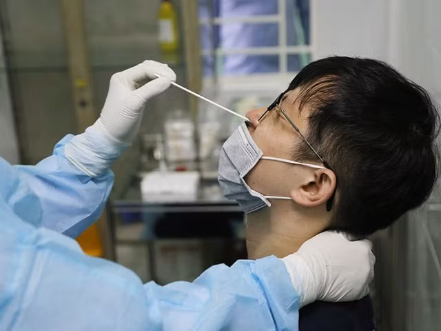 Hải Dương tiến hành xét nghiệm Covid-19 cho công nhân sau kỳ nghỉ Tết Nguyên đán 2021. Ảnh: TL