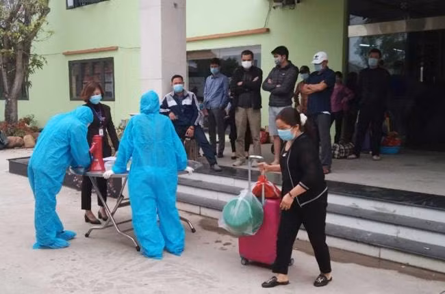Các công dân hoàn thành thời gian cách ly (tại TX Đông Triều) trở về nơi cư trú. Ảnh: Văn Đảm.