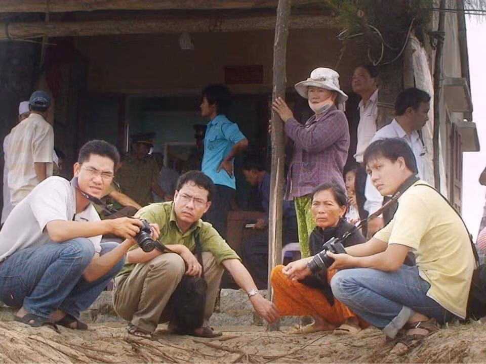Tấm ảnh ánh mắt, tư thế đầy ấn tượng của 3 phóng viên và người dân tại cửa Đại Cổ Lũy đã nói lên nhiều điều. Ảnh: Văn Chương