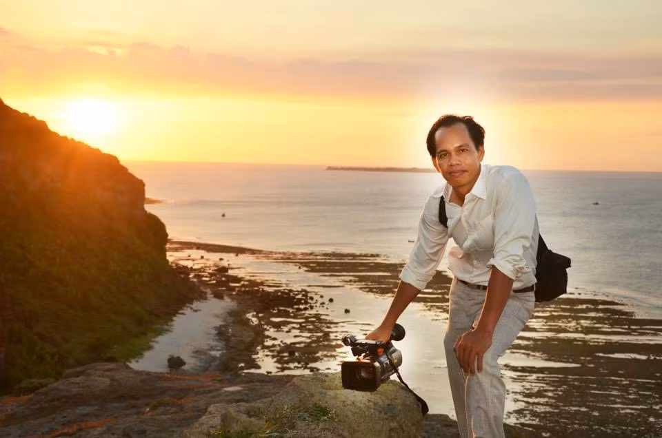 Trung tá - nhà báo Lê Văn Chương phóng viên báo Biên Phòng. Theo anh 