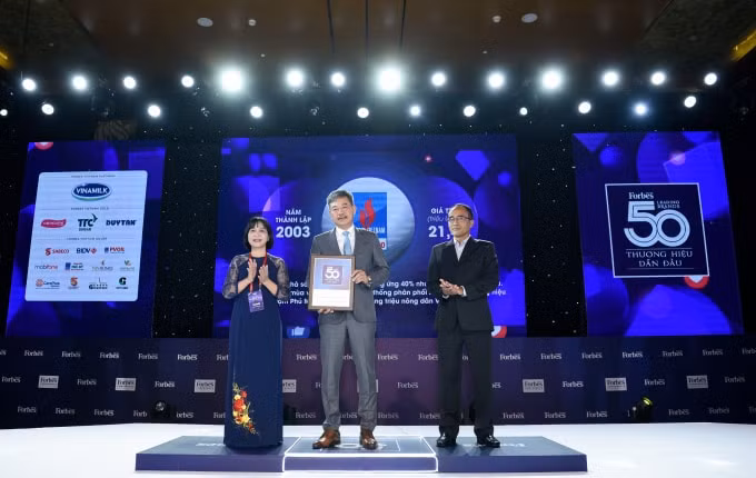 Ông Lê Cự Tân - Tổng giám đốc PVFCCo nhận Kỷ niệm chương Top 50 thương hiệu dẫn đầu